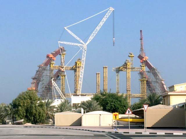 Iconic new arches on Qatar's Lusail Expressway take shape - Doha News