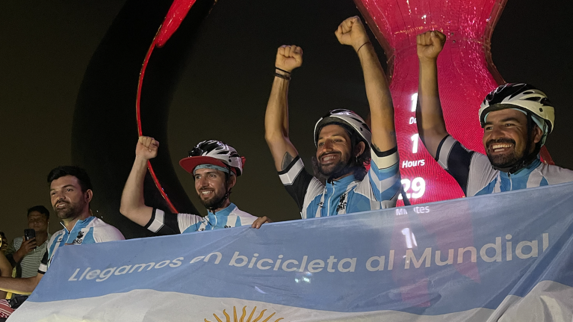 Ciclistas argentinos llegan a Qatar tras viaje de seis meses desde Sudáfrica