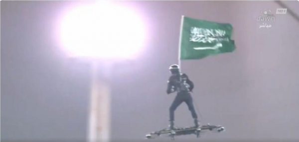 Non, il n’y avait pas d' »homme drone » portant le drapeau à la Coupe du monde du Qatar – Doha News