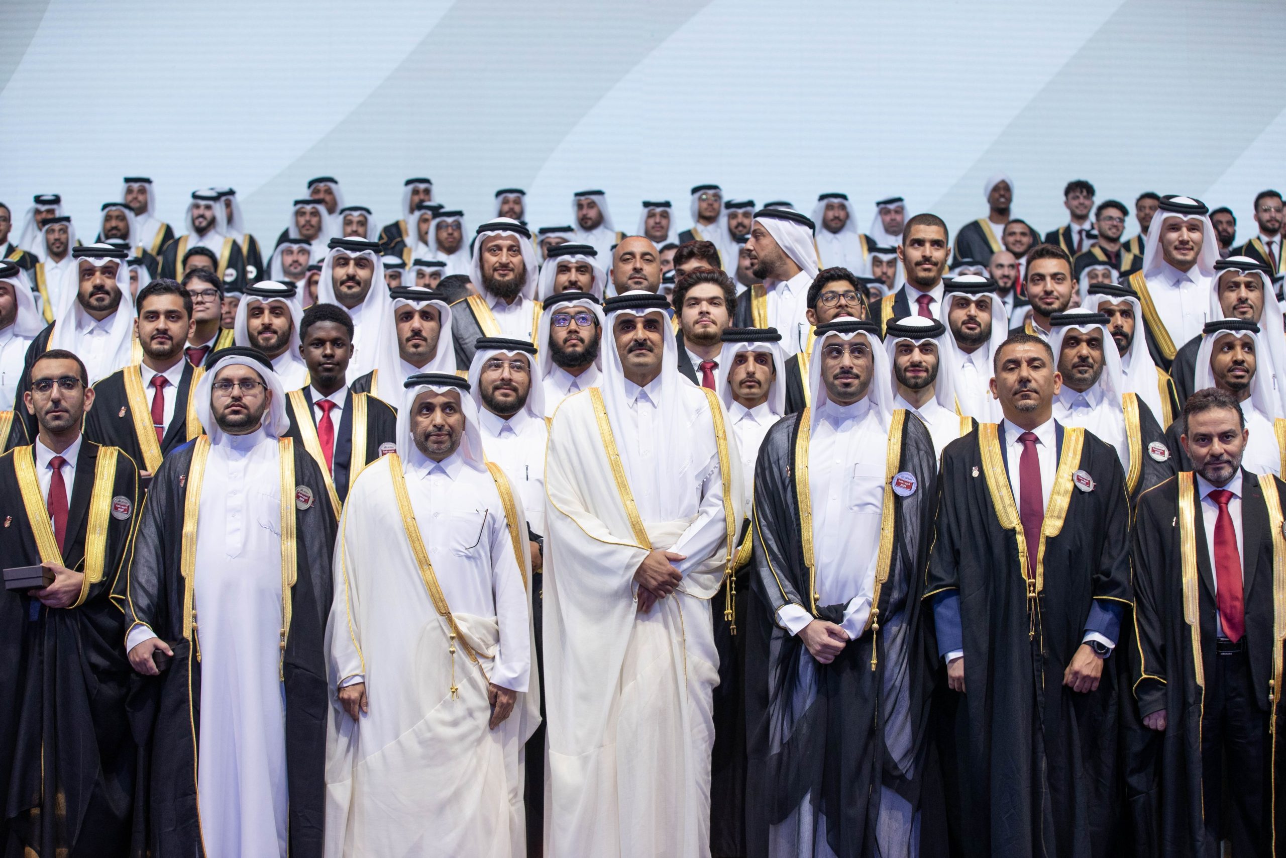 Hommage à plus de 100 diplômés distingués de l’Université du Qatar par le prince Tamim – Doha News